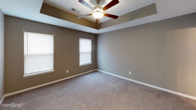 Building Photo - 200 SW Laurel Dr