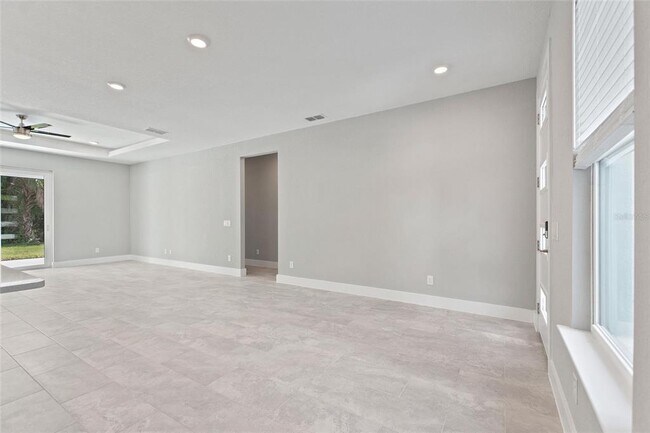 Building Photo - 3707 Fontainebleau St