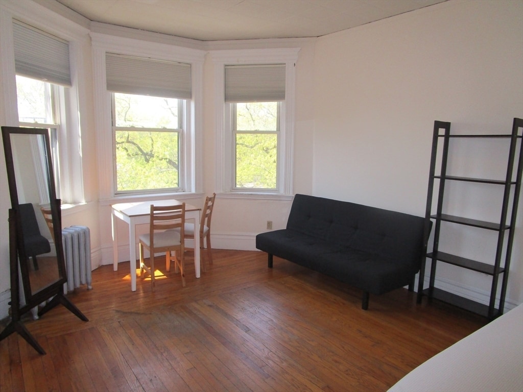 Primary Photo - 64 Charlesgate E
