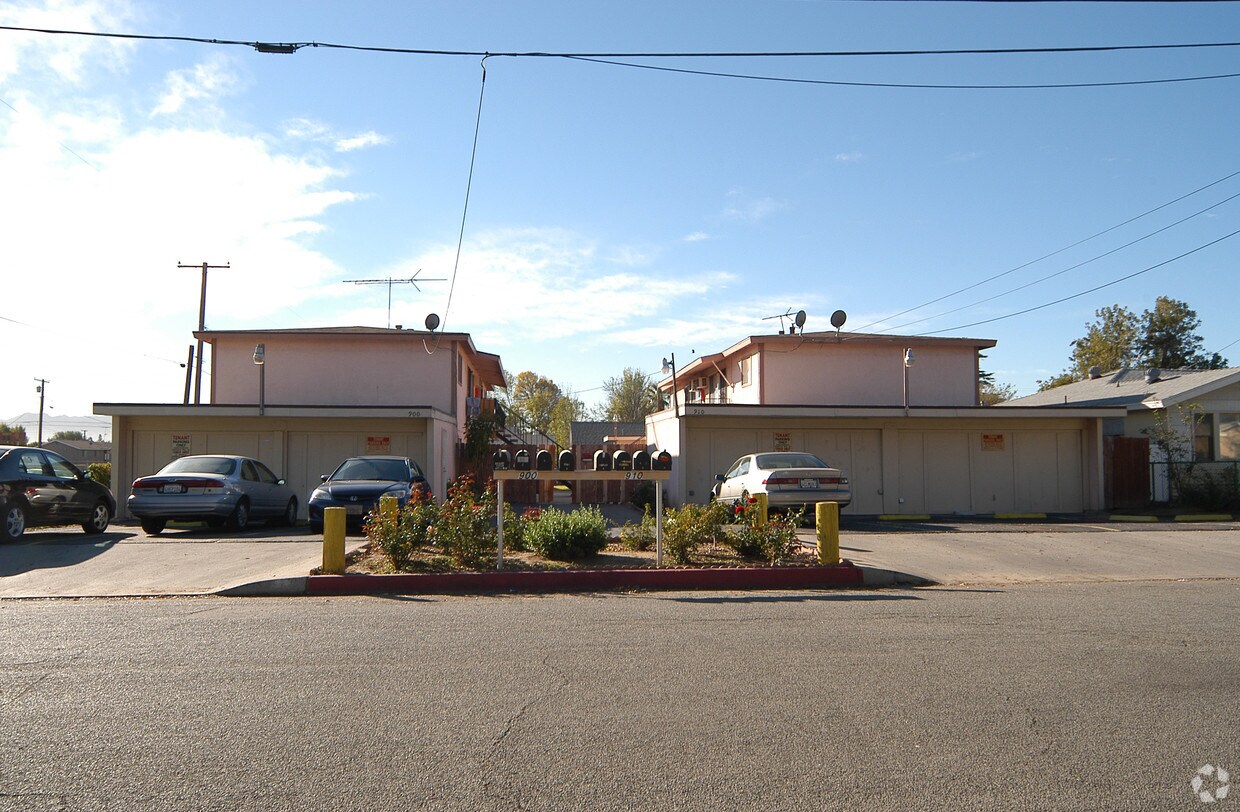 Primary Photo - 900-910 W F St