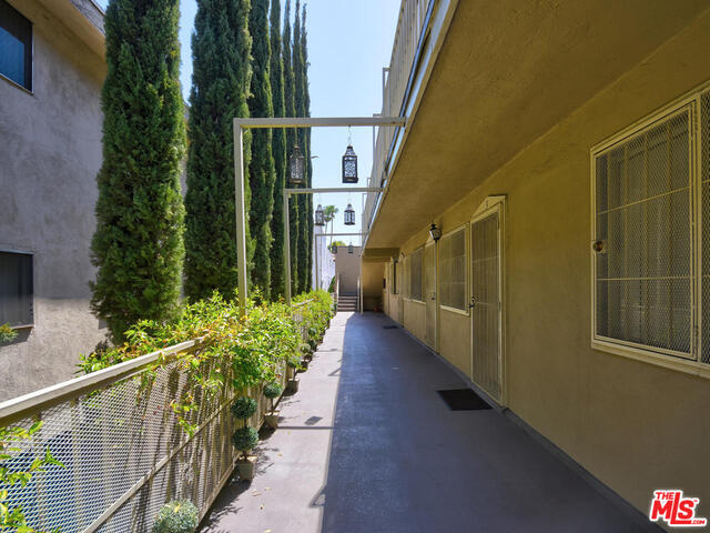 Building Photo - 1540 N Fuller Ave