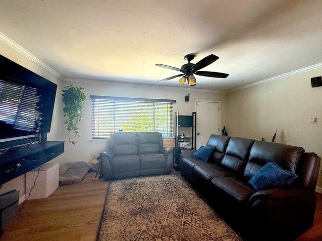 Foto del edificio - 3 Bedroom 2 Bathroom House Available Septe...