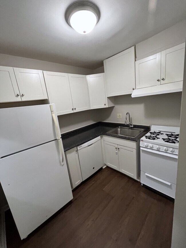 Foto del edificio - Newly Renovated 1 BR, 1 Ba in Barracks roa...