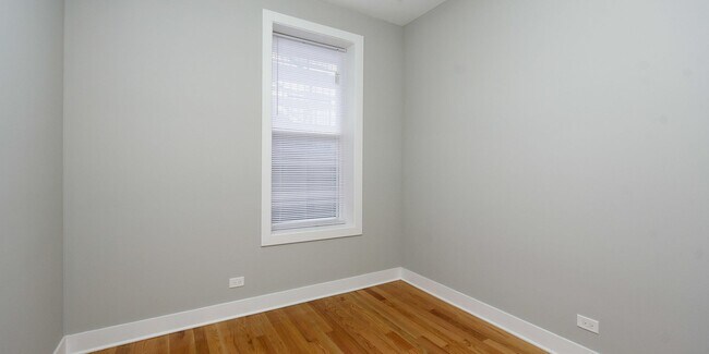 Foto del edificio - Very Spacious, Top Floor 1bd/1bth Ukrainian Village, Available Now!