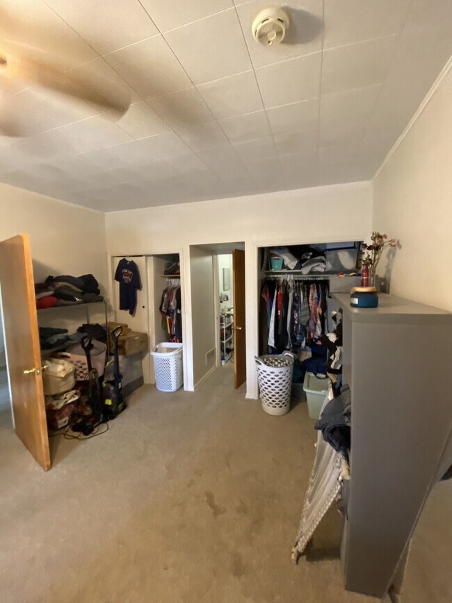 Foto del edificio - 738 1/2 Massachusetts