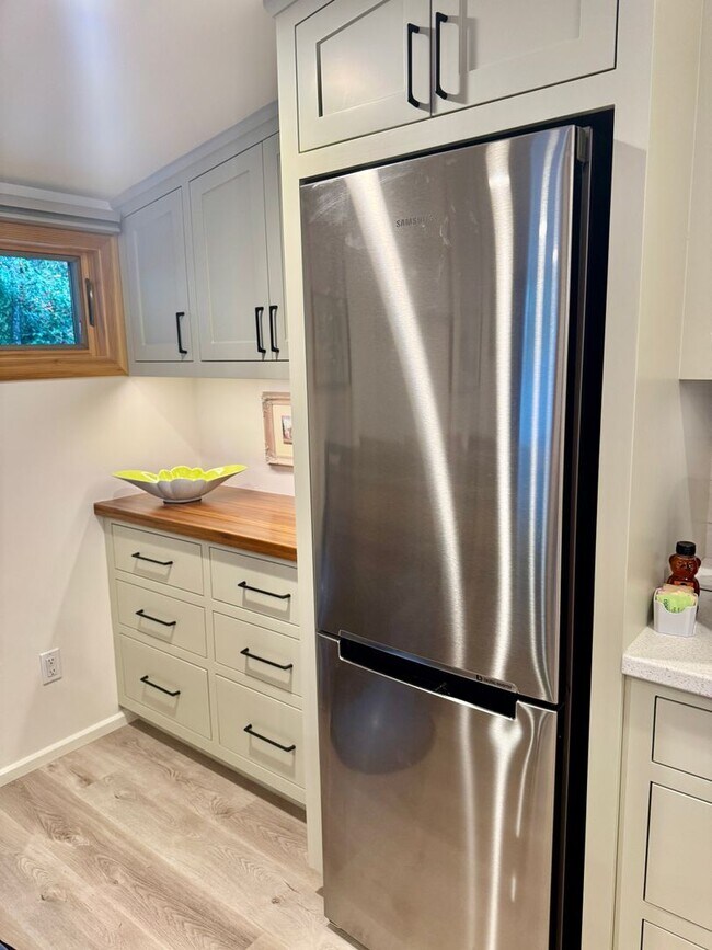 Building Photo - Immaculate Designer Furnished Studio in Co...