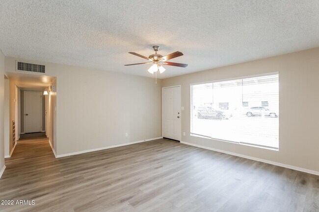 Foto del edificio - 3731 W Glenn Dr