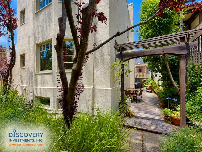 Foto del edificio - Classic Berkeley Condo with Tasteful Modern Updates