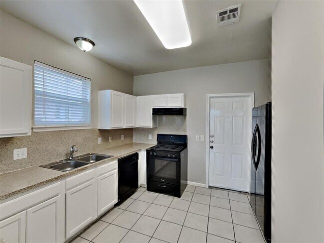 Building Photo - 5615 Bear Paw Cir