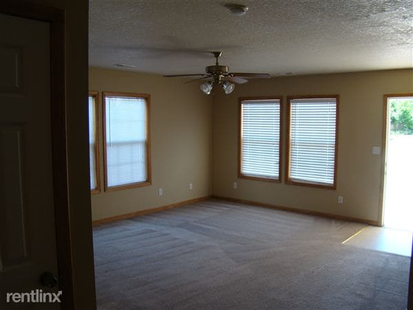 Building Photo - 622 Willow Ln
