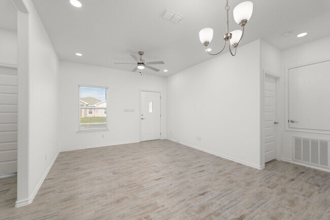 Building Photo - 2718 Maria Dr