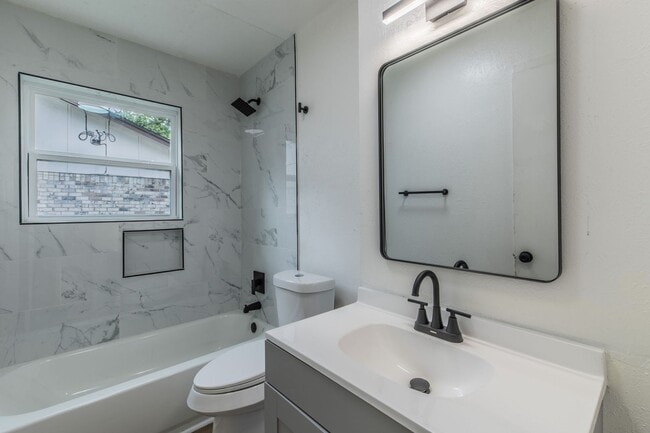 Building Photo - Remodeled 2BR Home w/ Fenced Yard – Only $1395