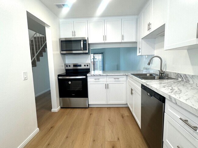 Building Photo - Beautifully Renovated Corner Unit in Santee!