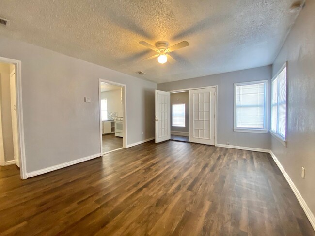Building Photo - Great rental now available near Texas Tech University and UMC.