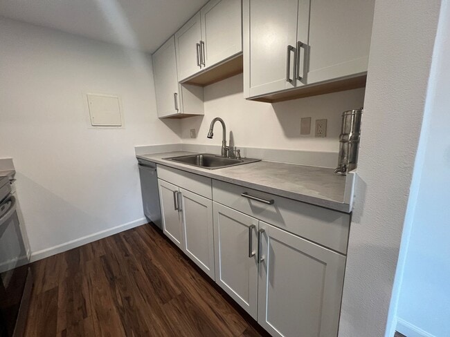 Building Photo - Renovated Top-Floor Condo in Prime Kirklan...