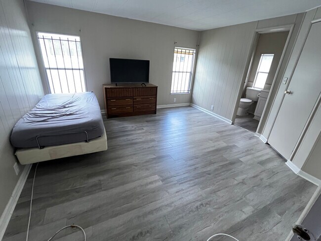 Foto del edificio - 4534 Charter St