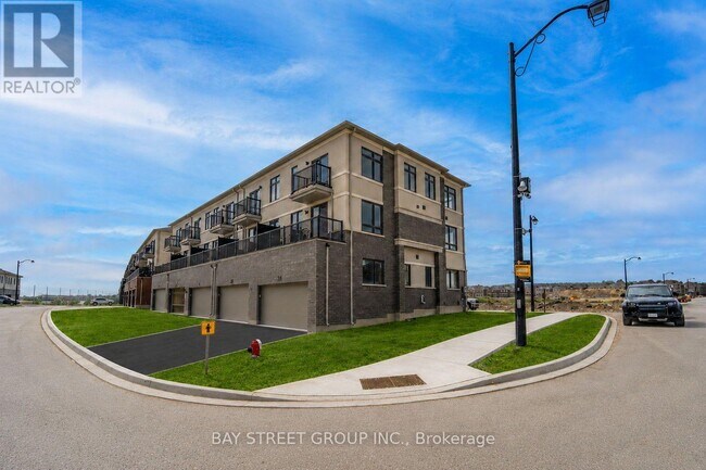 Building Photo - 2 A BIG WILLOW CRESCENT