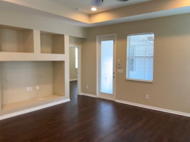 Building Photo - 16017 Loneoak View Dr
