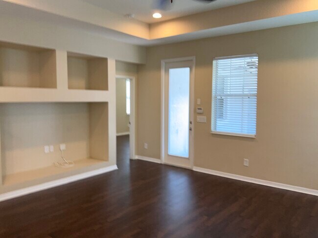 Foto del edificio - 16017 Loneoak View Dr