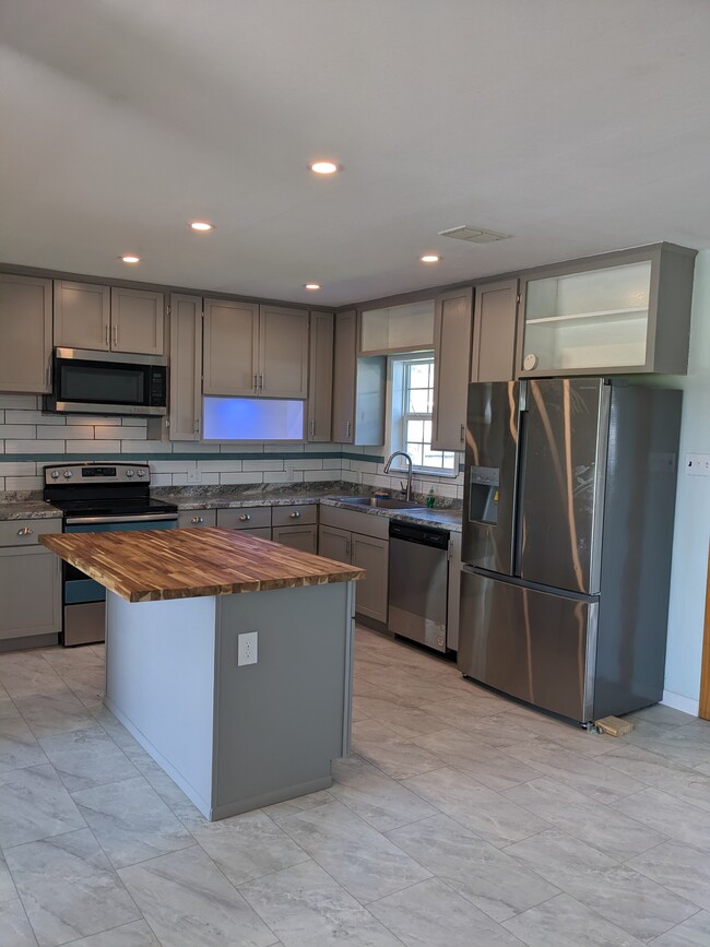 Beautiful spacious kitchen with all new appliances - 1710 Paul Jones Ave