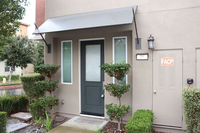 Building Photo - 2-bedroom, 2.5-bathroom house located in t...
