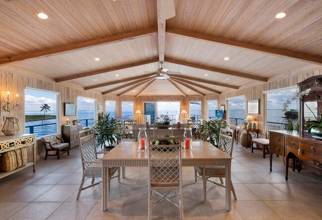 Building Photo - 264 Harbor Dr