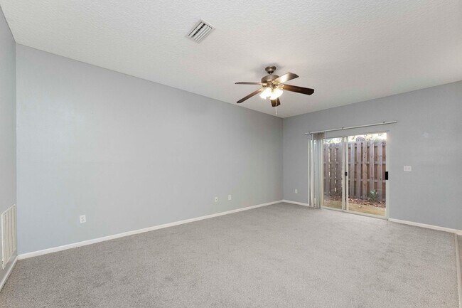 Foto del edificio - Charming 3BR Townhouse with Garage & Priva...