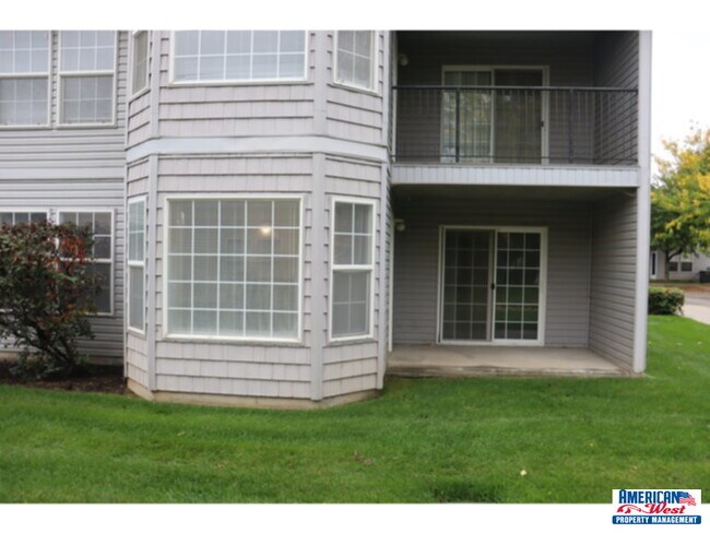Building Photo - Clean 2 bedroom 2 bath apartment on the ma...