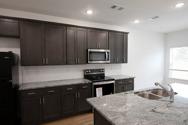 Building Photo - 325 Ginger Ave