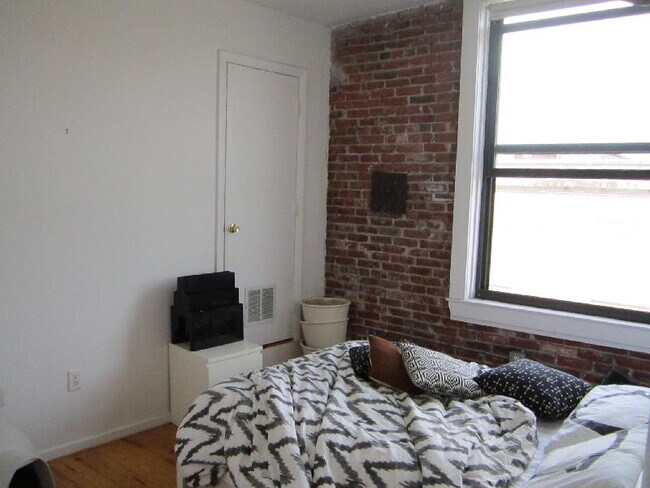 Foto del edificio - 594 Columbia Rd