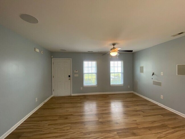 Building Photo - Welcome to this charming 3 bedroom 2 bathr...