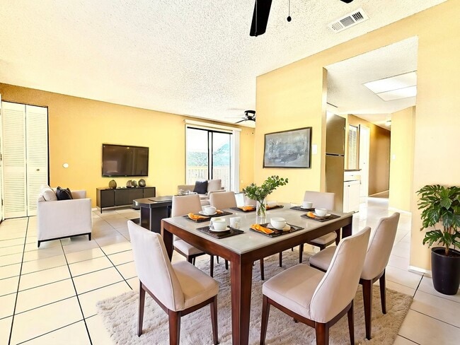 Foto del edificio - Upgraded 2Bedrooms / 2Baths condo living in Gardens of Forest Lakes!