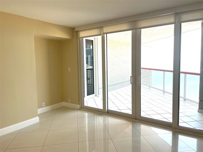 Foto del edificio - 6767 Collins Ave