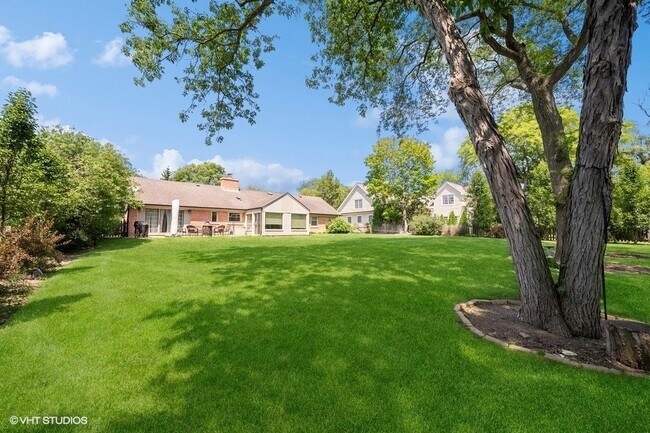 Foto del edificio - 1165 W Deerpath Rd