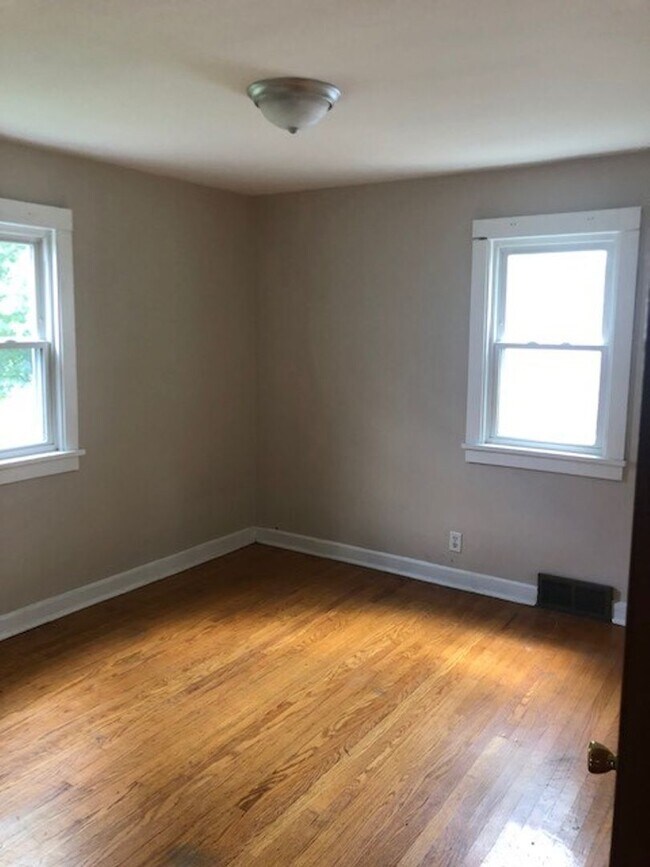 Foto del edificio - 2 Bedroom NE Canton House for Rent with Large Basement