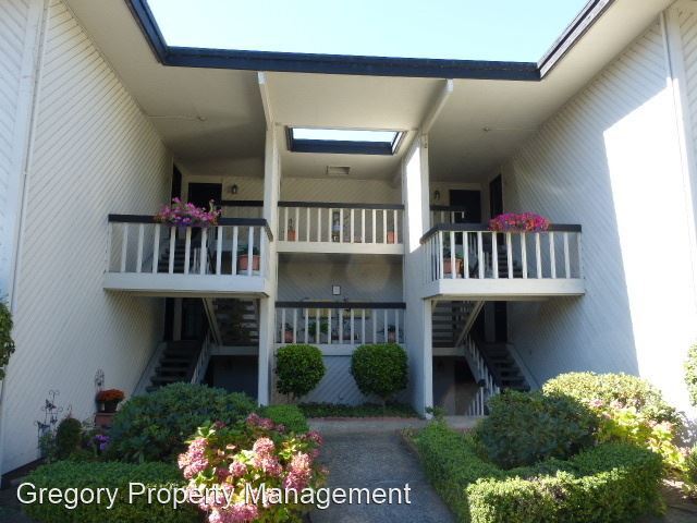 Building Photo - 6627 Lakeview Dr
