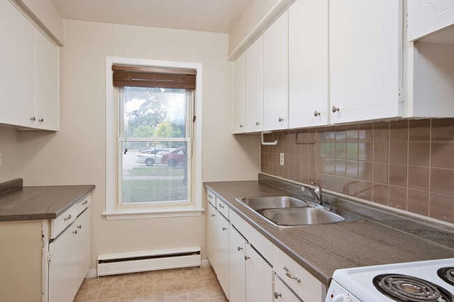 Building Photo - SPACIOUS 2 BEDROOM TOWNHOME ON ARBOUR GLEN CRESCENT