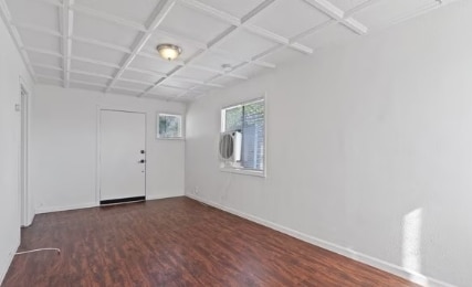 Foto del edificio - 3825-3524 Crestmore Rd