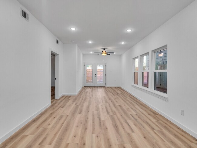 Building Photo - 9410 Firnat St