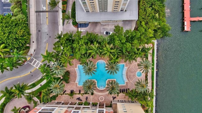 Foto del edificio - 17150 N Bay Rd