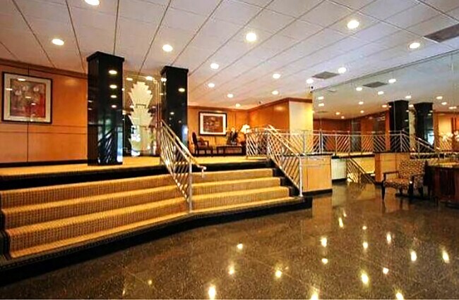Lobby - 100 S Doheny Dr