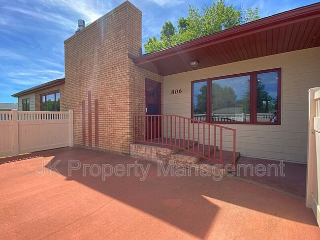 Building Photo - 806 Forest Ave