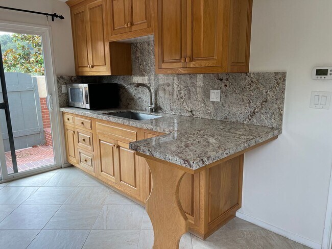 Foto del edificio - Spacious & Bright 3 Bedroom End Unit Condo in Prime Location