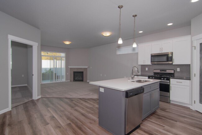 Building Photo - 3 Bed 2 Bath single level home in gated pr...