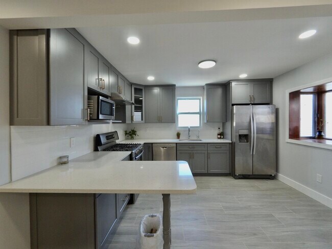 Building Photo - 826 4th St