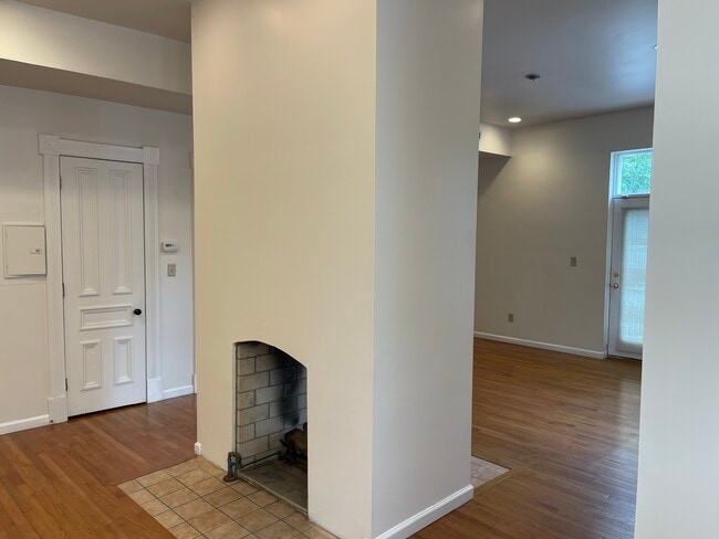 Building Photo - 413 S Highland Ave