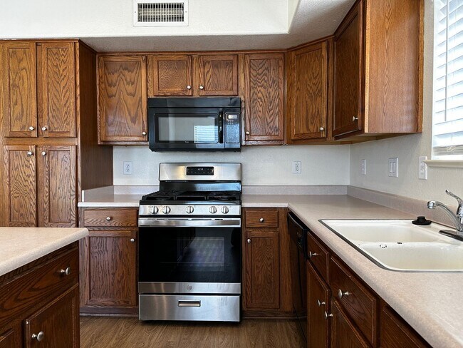Building Photo - Great Corner Lot 4 Bedroom 2.5 Bathroom Ho...