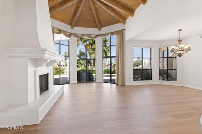 Foto del edificio - 10401 N 100th St