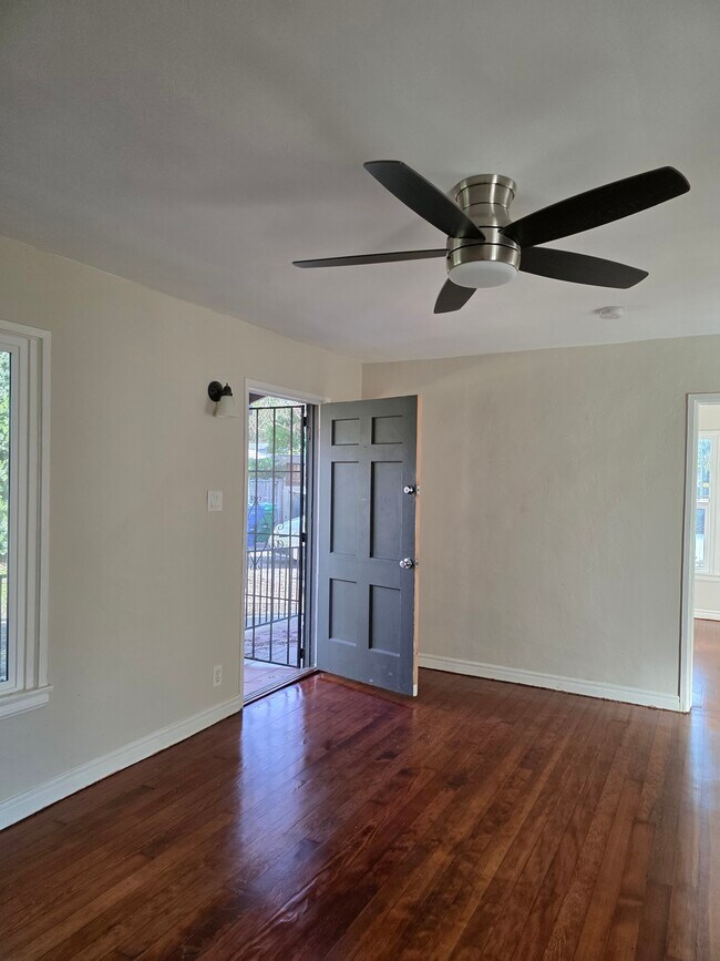 Sala de estar - 1443 E Maple St