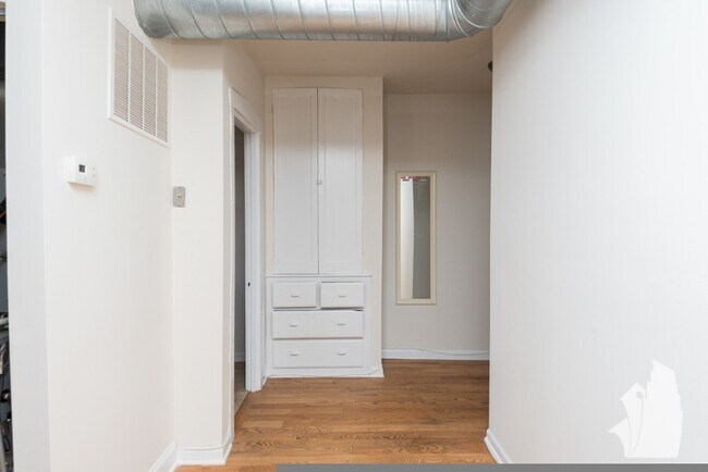 Foto del edificio - 1249 W Henderson St